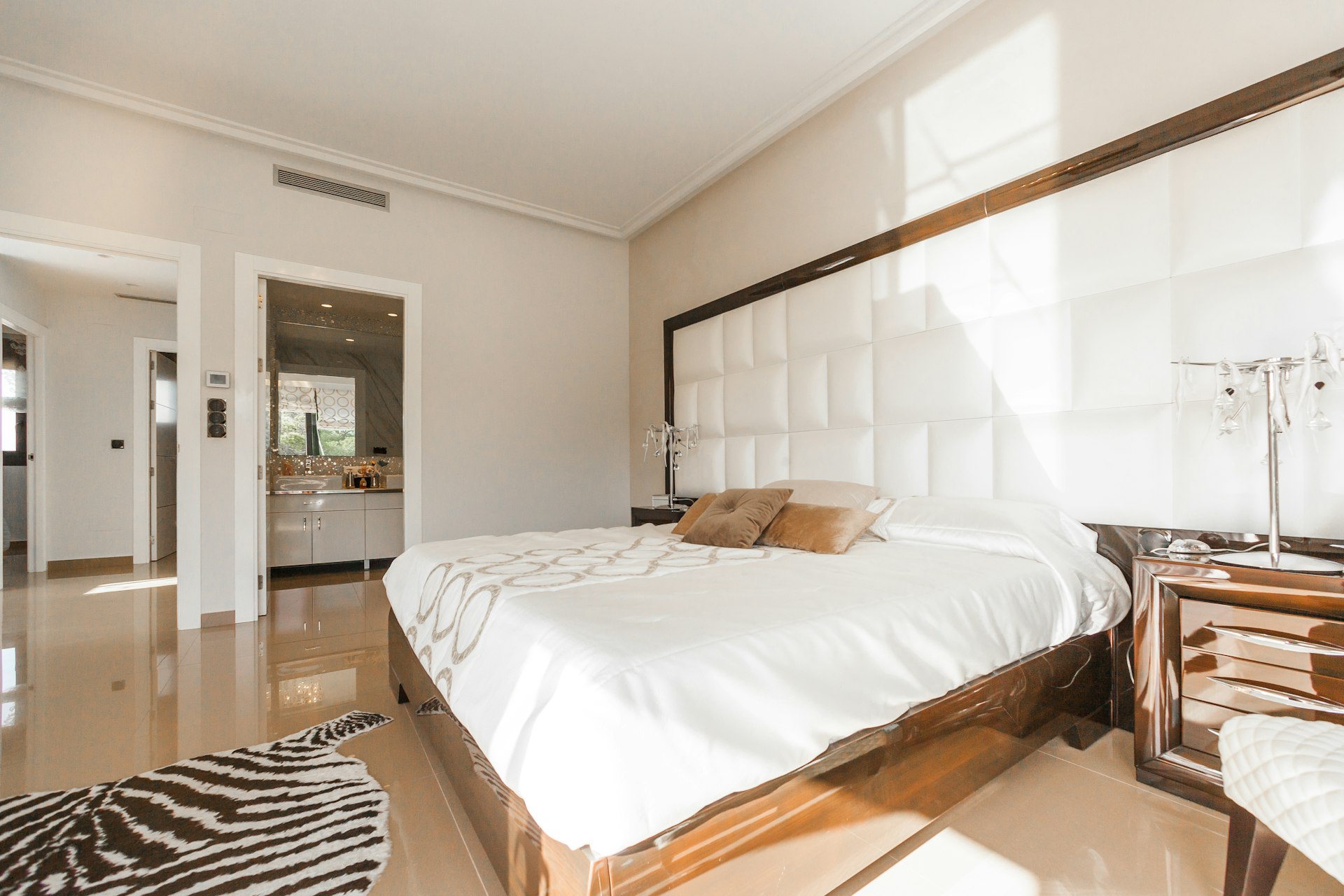 Ruhiges, hochwertig eingerichtetes Schlafzimmer von Träume Exclusiv
